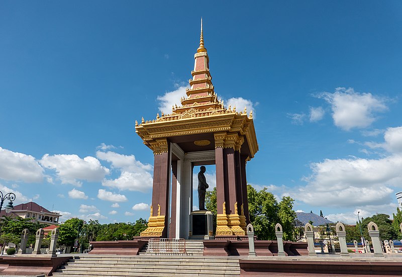 File:02-King Norodom Sihanouk Statue Neak Banh Tuek Park Phnom Penh-nX-1.jpg