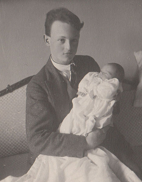 Albrecht with his younger half-brother, Prince Heinrich, in 1922.