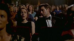Bir film gösterimi sırasında bir erkek ve bir kadın korku içinde bakıyorlar.