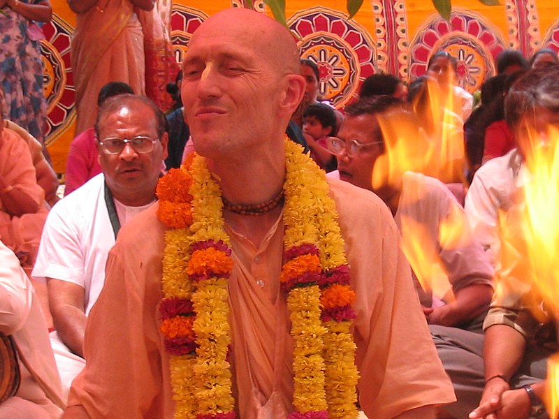 File:Bhakti Vikasa Swami fire sacrifice (Goa, 2006).jpg
