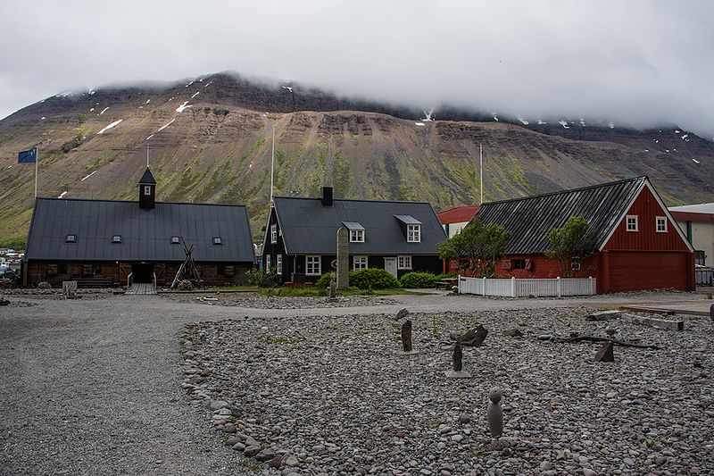 File:Isafjordur hiticeland.jpg