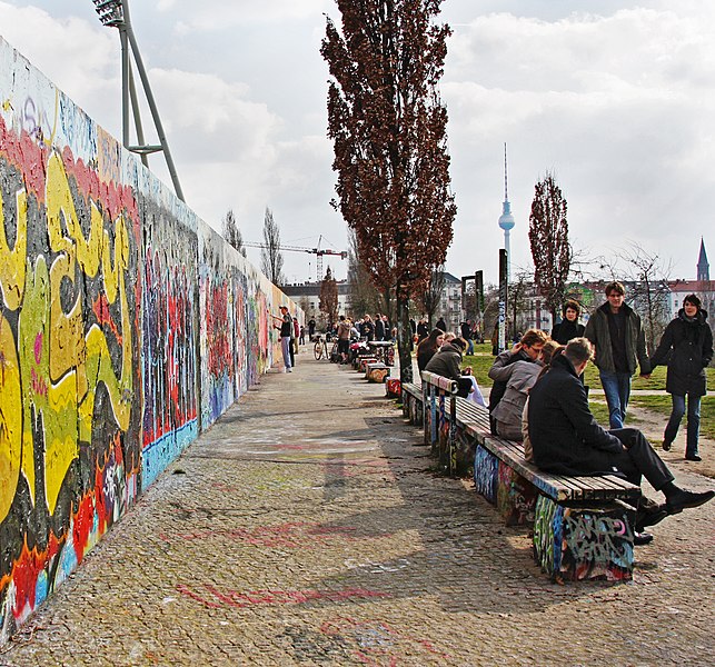 File:Mauerpark0.jpg