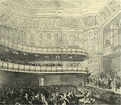 intérieur de la salle de concert du XIXe siècle, avec public en place