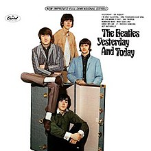 Beatles bir vapur sandığı etrafında poz veriyor