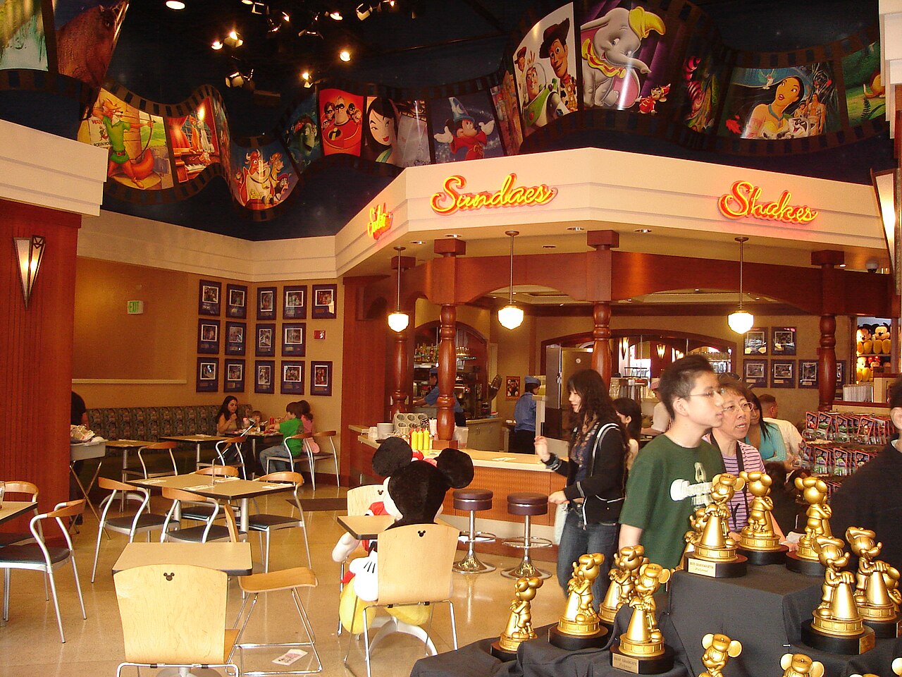 https://upload.wikimedia.org/wikipedia/en/thumb/6/6b/Disney_Soda_Fountain_2007.jpg/1280px-Disney_Soda_Fountain_2007.jpg