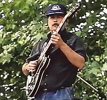 Babik Reinhardt w Samois, 1990 (kadr z 1991 roku, film Johna Jeremy'ego „Dziedzictwo Django”)