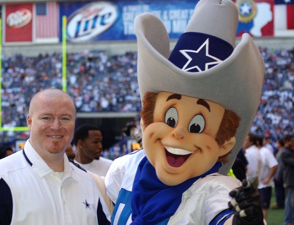 Dallas Cowboys' mascot 'Rowdy' visits Nebbie Williams – Blue Ribbon News