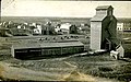 Eine Montone-Postkarte mit einem Aufzug der Good Lake Grain and Lumber Company in Harris, Saskatchewan (der Standort ist in der schriftlichen Nachricht angegeben, die Postkarte wurde von einer anderen Person als dem ursprünglichen Absender quot;Goose Lake, Saskquot; falsch beschriftet).