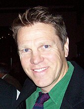 Simon Templeman obtained the role of Larry Bird, the leader of the aliens. SimonTempleman.jpg