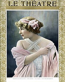 молодая белая женщина в левом профиле в (по стандартам 1908 года) откровенной ночной рубашке