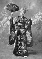 Femme blanche d'âge moyen en costume japonais