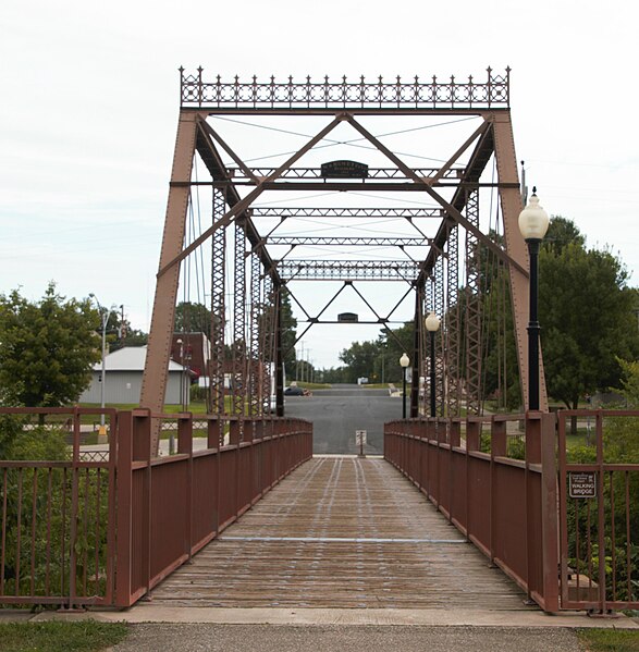 File:WalnutStreetBridgeMazeppaMN.jpg