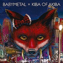 Rubah kepala dengan taring dan bowtie pada sisi kiri (dari pemirsa perspektif). Penggambaran dari Akihabara pada malam hari ini di latar belakang, dan kata-kata "BABYMETAL × KIBA OF AKIBA" dalam teks putih di atas.