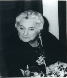Headshot of Dora Bloch
