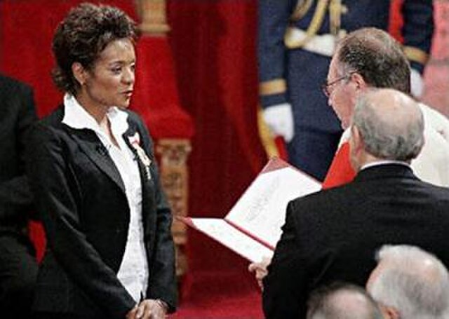 Michaëlle Jean swearing the oaths of office as administered by Puisne Justice Michel Bastarache, 27 September 2005