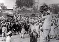 Hindous et musulmans, avec des drapeaux du Congrès national indien et de la Ligue musulmane, ramassant des vêtements à brûler dans le cadre du mouvement de non-coopération