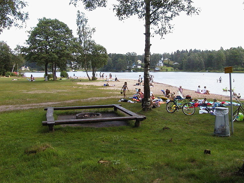 File:Sjömarkensbadet Beach.jpg