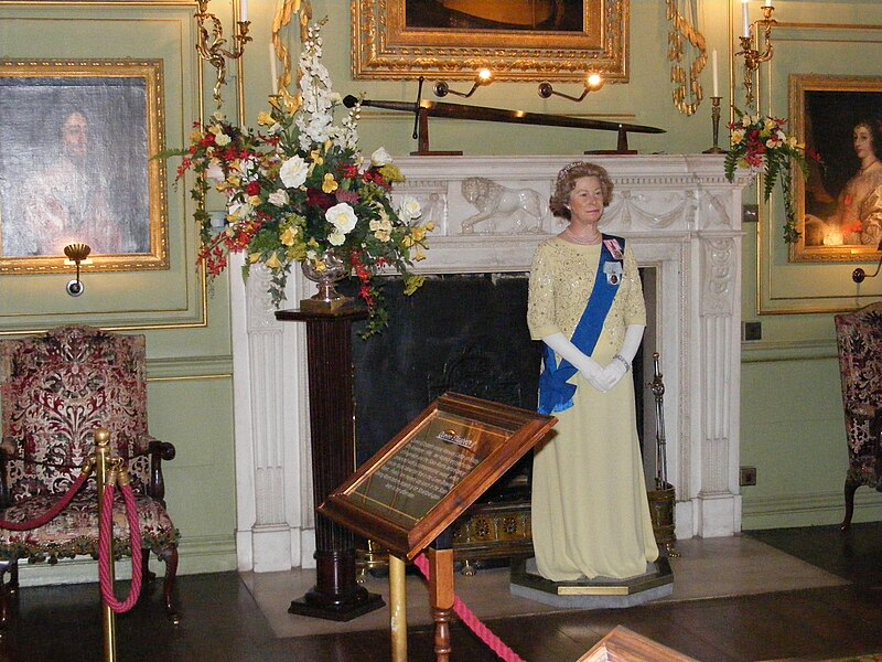 File:Warwickcastlequeen.JPG