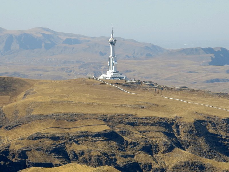 File:Fernsehturm Türkmenistan teleradio merkezi.jpg