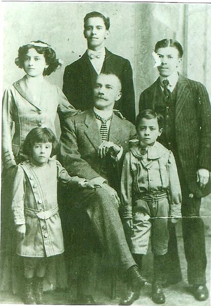 File:Manuel de jesus with family.jpg