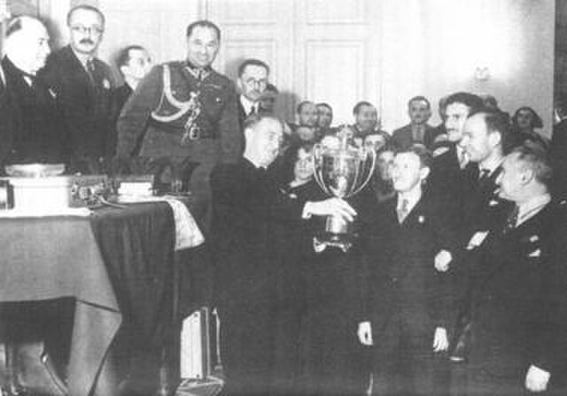 The winning American team is awarded the Hamilton-Russell Cup.