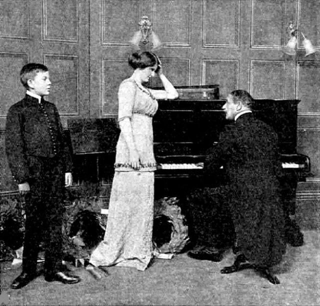 Coward (left) with Lydia Bilbrook and Charles Hawtrey, 1911