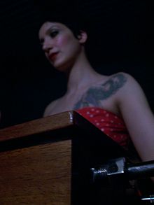 Natalie Naveira, Theremin'i oynuyor