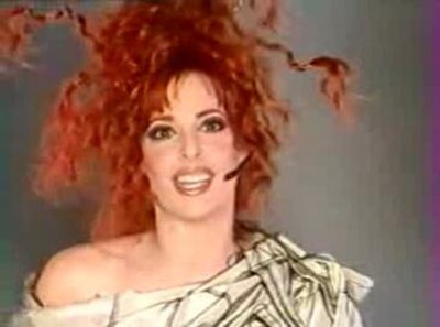 Mylène Farmer performing "Optimistique-moi" in Les Années tube.