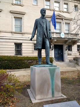 Eleftherios Venizelos sculpture in Washington DC.jpg