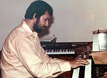 Kabir Suman hraje na organ.jpg