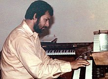 Kabir Suman practicando órgano y teclados