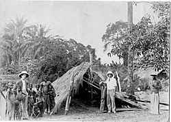 Donald Dron und William Kirby vor dem letzten überlebenden Fetisch-Tempel. Yalemba, Kongo, um 1902.