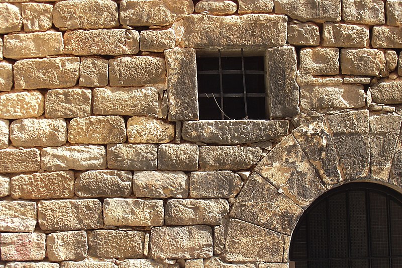 File:Close-Up of Arch in Barcelona Spain.jpg