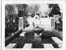 Harry Houdini's grave Houdini Gravesite.jpg