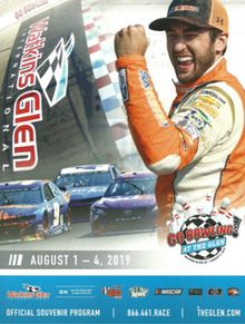 Capa do programa Go Bowling at the Glen 2019, apresentando Chase Elliott, vencedor da corrida de 2018.