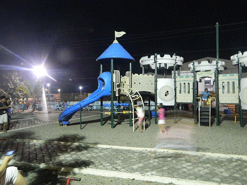 File:Roxas Childrens Park at night, 2012.jpg