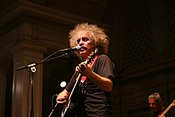 Vokalis Derya Köroğlu dalam sebuah konser sebagai bagian dari 2006 Turkfest Seattle