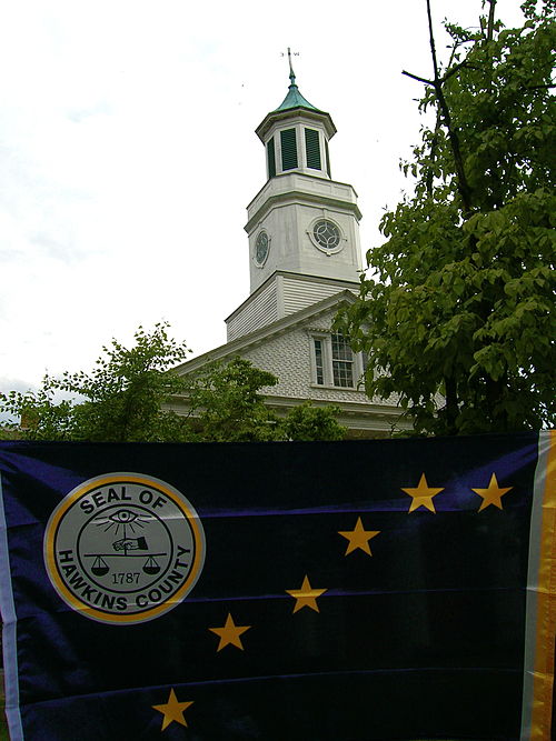 The flag of Hawkins County, in front of the county courthouse.