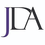 El logotipo de la Declaración de Jerusalén sobre el antisemitismo;  las letras JDA con la J en morado y las otras en negro