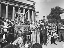 Dwight Macdonald addressing students at the 1968 counter-commencement Colulmbia counter-commencement, 1968.jpeg