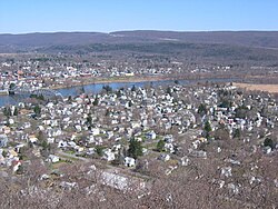 Kasabanın arkasındaki tepelerden Matamoras manzarası. Orta Delaware Köprüsü, onu Port Jervis, NY'ye bağlar