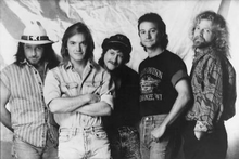 Promotiefoto van Pirates of the Mississippi, begin jaren 90.  Van links: Dean Townson, Bill McCorvey, Jimmy Lowe, Pat Severs, Rich Alves