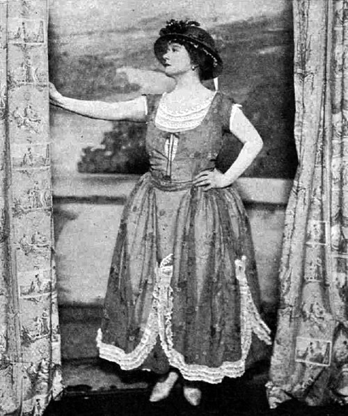 Judith Bliss (Marie Tempest) strikes a pose, 1925