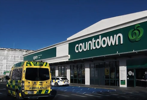 (Gratis Wikipedia tanggal version)-Ambulans di lokasi kejadian Mundur dari Pembantaian, Dunedin, Mei 2021.png