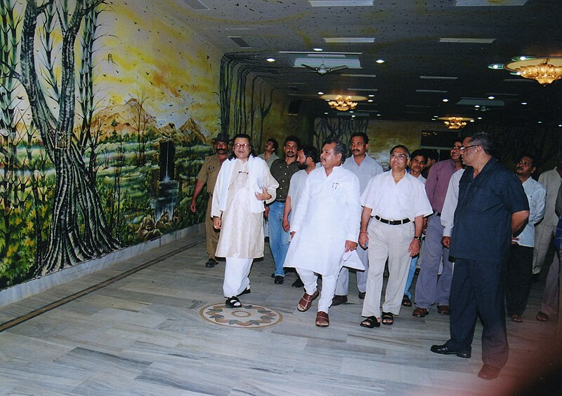 File:Walking past the mural at Shyam Vatika.jpg