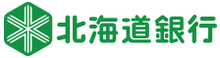 Зелено-белый шестиугольник с зеленым текстом «北海道 銀行».