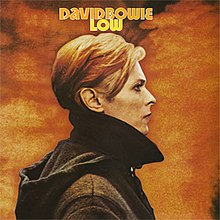 Profilde turuncu saçlı, turuncu bir arka plana karşı sağa bakan, üstünde "David Bowie" ve "Düşük" yazan bir adam