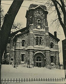Черно-белая фотография Павильонской конгрегационалистской церкви, которая позже стала публичной библиотекой МакАртура.