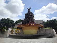 Адамдар ескерткіші (EDSA-Ақ жазықтар, Quezon City) (2010-08-30) 2.jpg