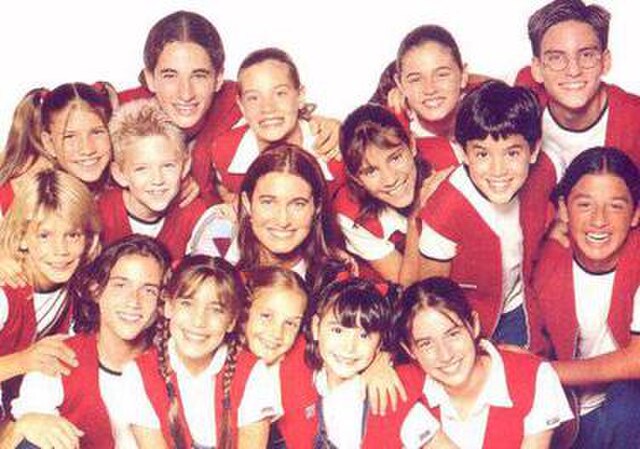 Romina Yan and the young cast of Chiquititas, in Season Four.